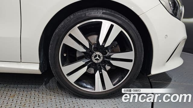 Mercedes-Benz A-Class 2018 — ფოტო 15/20