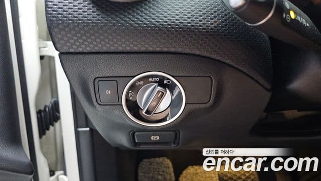 Mercedes-Benz A-Class 2018 — ფოტო 18/20