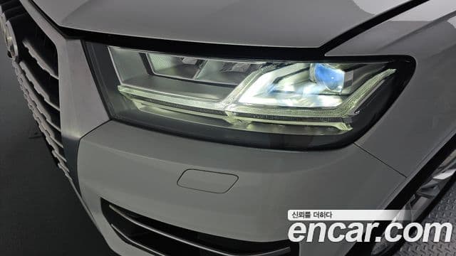 Audi Q7 2019 — Photo 12/32