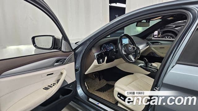 BMW 5 Series 2018 — ფოტო 9/20
