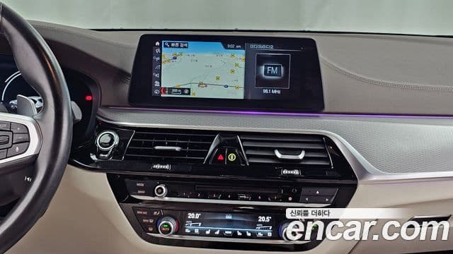 BMW 5 Series 2018 — ფოტო 14/20