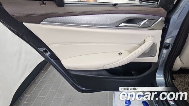 BMW 5 Series 2018 — Photo 24/31