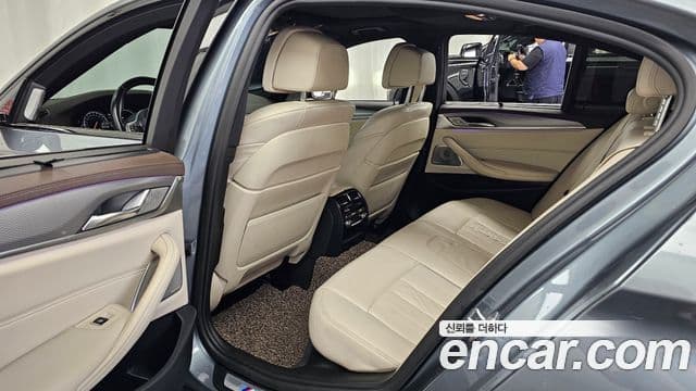 BMW 5 Series 2018 — Photo 23/31