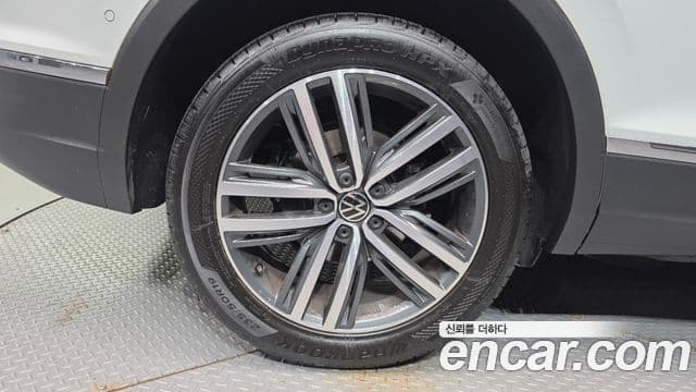 Volkswagen Tiguan 2023 — ფოტო 5/20
