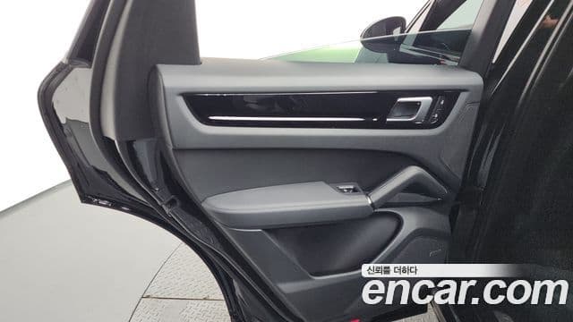 Porsche Cayenne 2022 — Photo 8/34