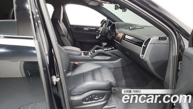 Porsche Cayenne 2022 — Photo 4/34
