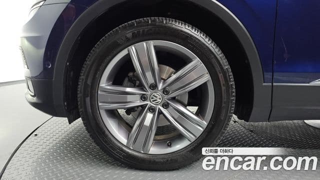 Volkswagen Tiguan 2018 — ფოტო 5/20
