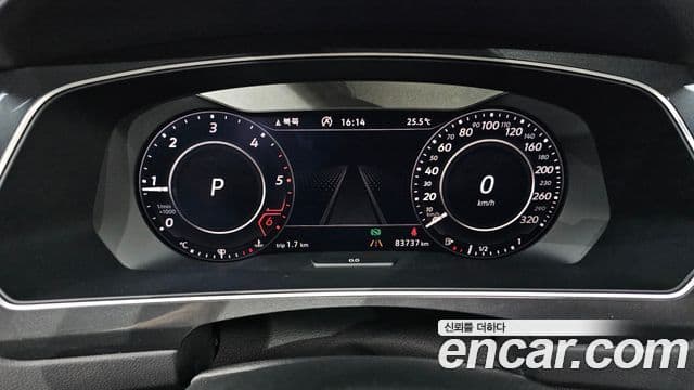 Volkswagen Tiguan 2018 — ფოტო 8/20