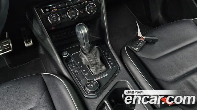 Volkswagen Tiguan 2018 — ფოტო 9/20