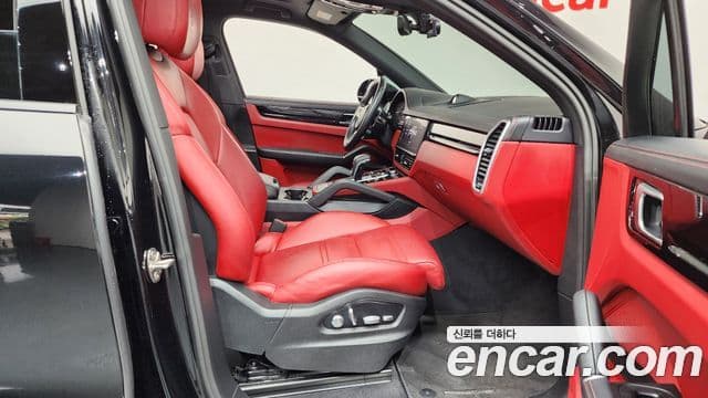 Porsche Cayenne 2019 — ფოტო 8/33