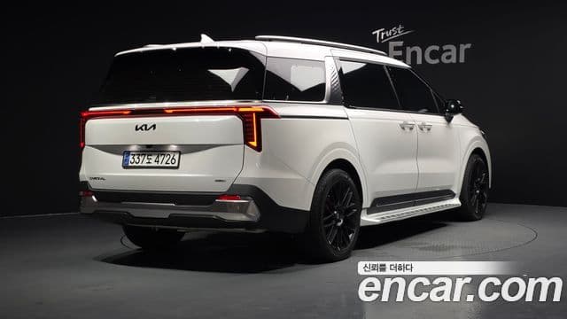 Kia Carnival 2023 — ფოტო 38/46