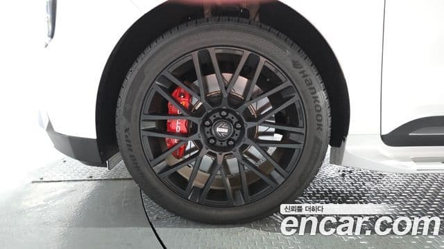 Kia Carnival 2023 — ფოტო 25/46