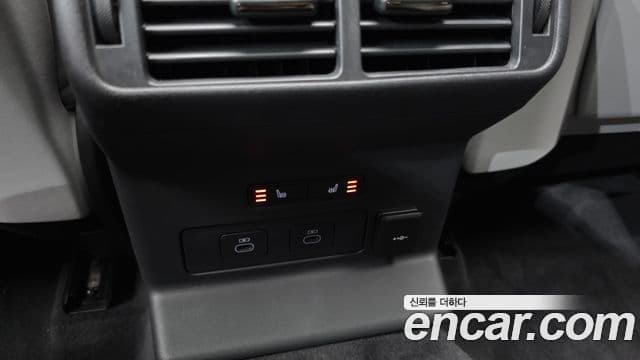 Land Rover Range Rover Velar 2026 — ფოტო 17/20