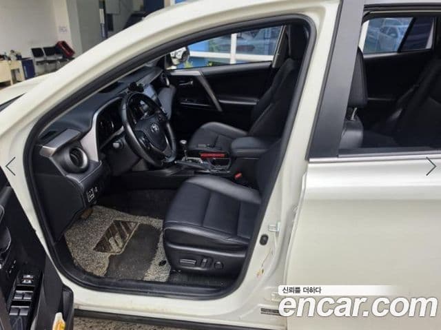 Toyota RAV4 2018 — Şəkil 12/15