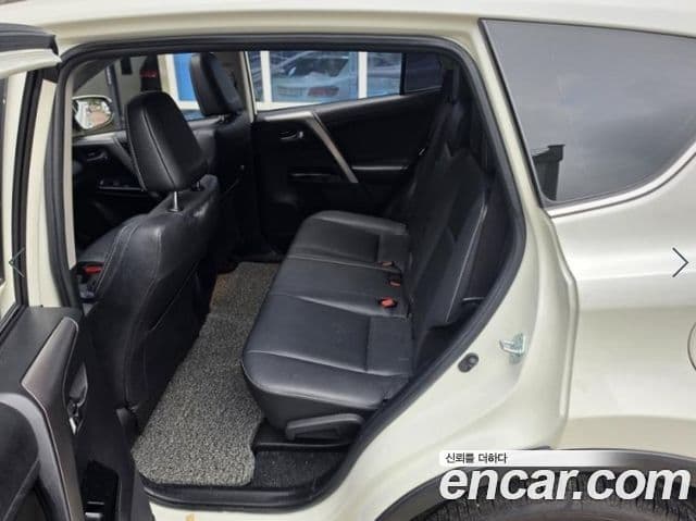 Toyota RAV4 2018 — Şəkil 13/15