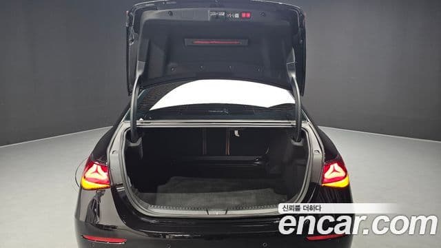 Mercedes-Benz E-Class 2025 — Photo 33/34