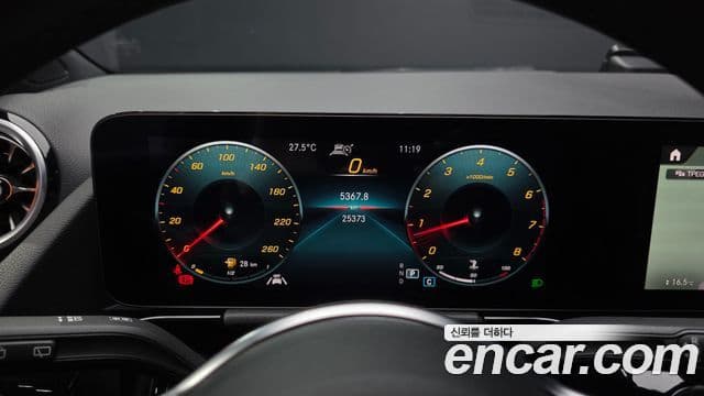 Mercedes-Benz GLA-Class 2021 — Şəkil 8/20