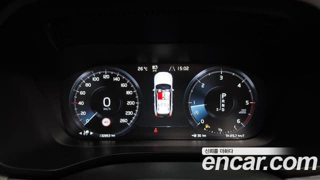 Volvo XC60 2018 — ფოტო 8/20