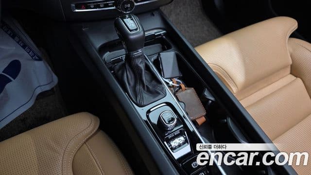Volvo XC60 2018 — ფოტო 9/20