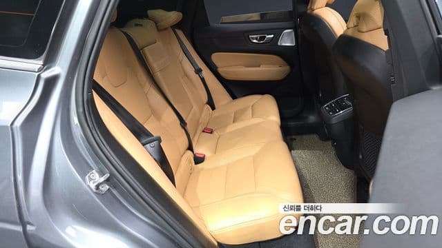 Volvo XC60 2018 — ფოტო 11/20