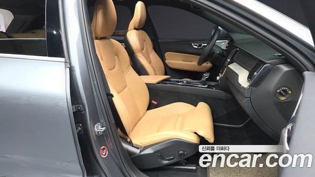 Volvo XC60 2018 — ფოტო 12/20