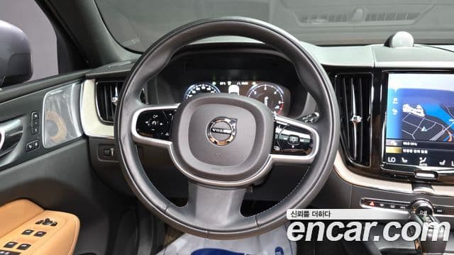 Volvo XC60 2018 — ფოტო 13/20