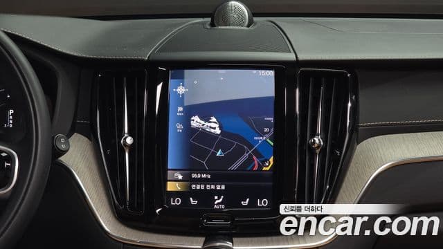Volvo XC60 2018 — ფოტო 14/20