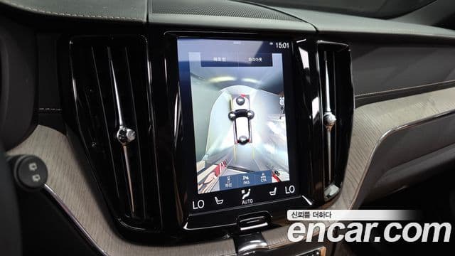 Volvo XC60 2018 — ფოტო 15/20