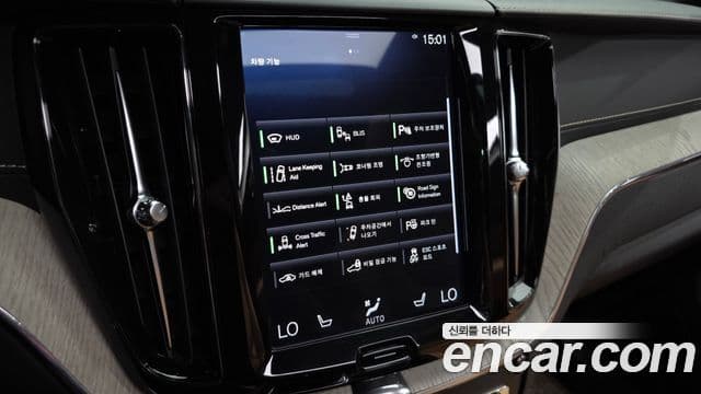 Volvo XC60 2018 — ფოტო 16/20