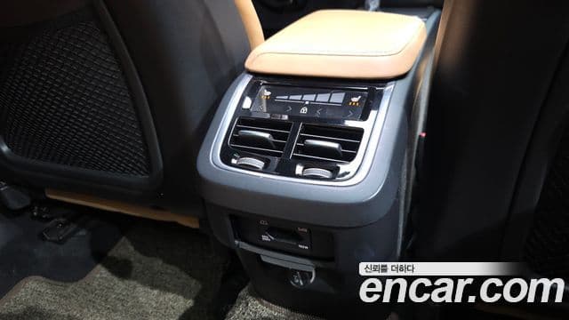 Volvo XC60 2018 — ფოტო 19/20