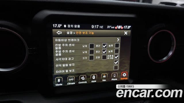Jeep Wrangler 2021 — ფოტო 16/20