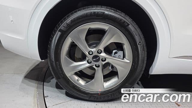 Genesis GV70 2024 — ფოტო 28/32