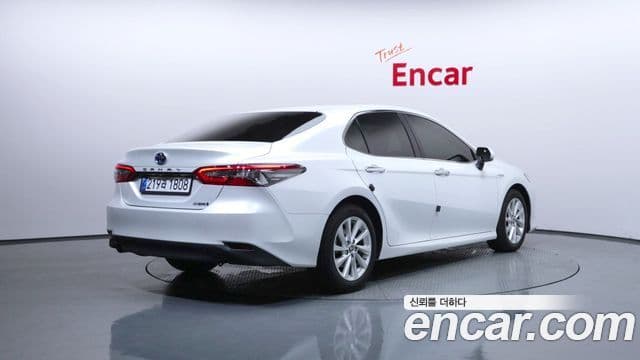 Toyota Camry 2023 — ფოტო 11/29