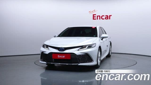 Toyota Camry 2023 — ფოტო 27/29