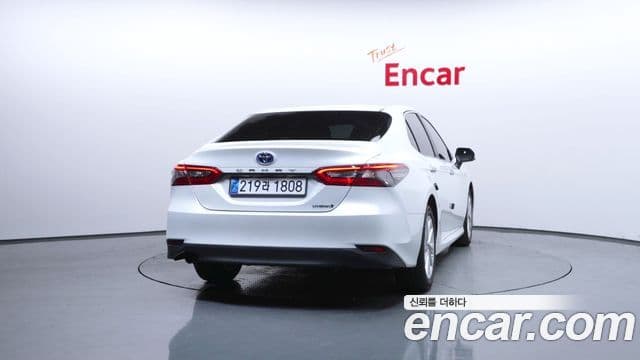 Toyota Camry 2023 — ფოტო 18/29
