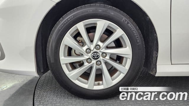 Toyota Camry 2023 — ფოტო 23/29