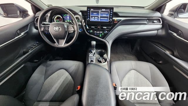 Toyota Camry 2023 — ფოტო 22/29