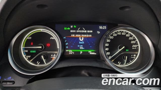 Toyota Camry 2023 — ფოტო 20/29