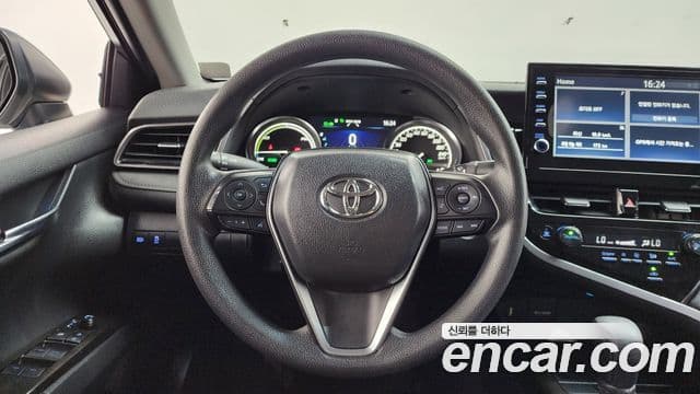 Toyota Camry 2023 — ფოტო 25/29
