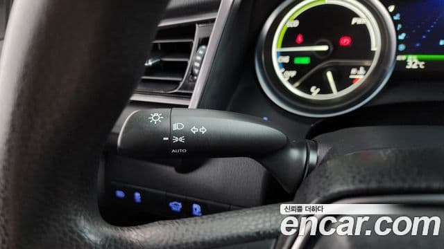 Toyota Camry 2023 — ფოტო 14/29