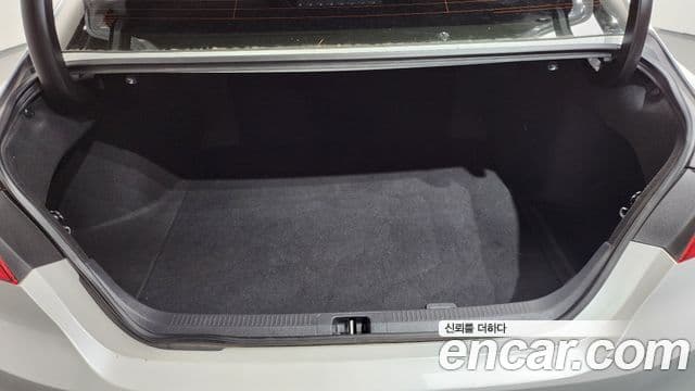 Toyota Camry 2023 — ფოტო 28/29
