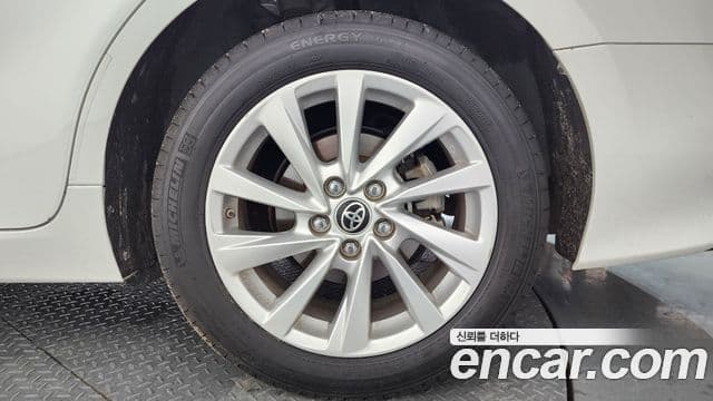 Toyota Camry 2023 — ფოტო 9/29