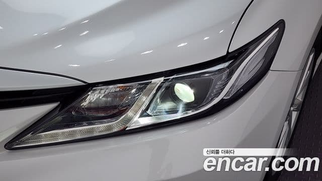 Toyota Camry 2023 — ფოტო 13/29
