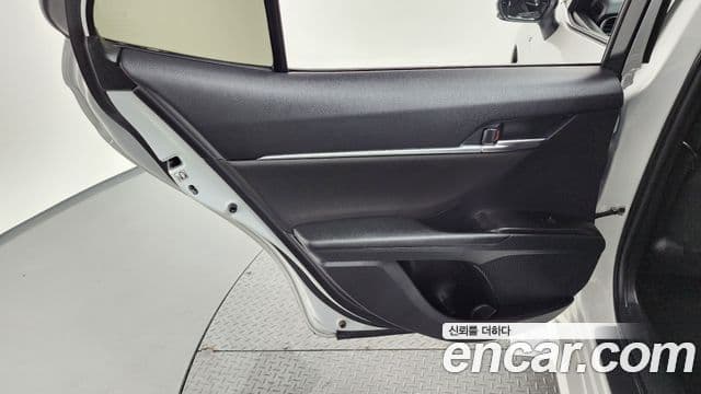 Toyota Camry 2023 — ფოტო 6/29