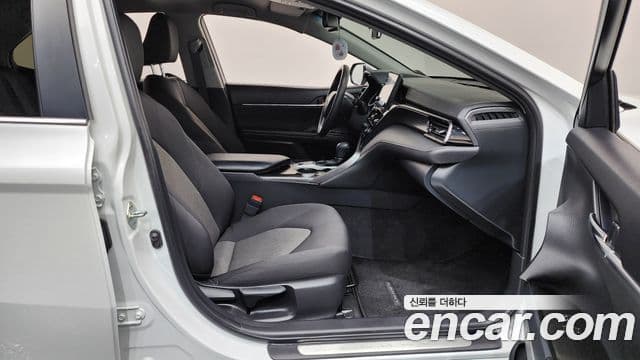 Toyota Camry 2023 — ფოტო 10/29