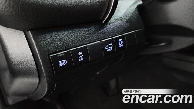 Toyota Camry 2023 — ფოტო 17/29