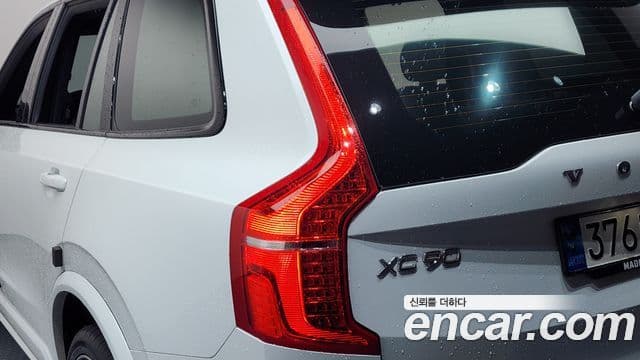 Volvo XC90 2021 — Photo 18/40