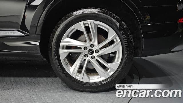 Audi Q7 2022 — ფოტო 30/32