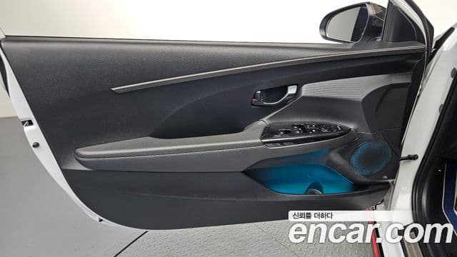 Hyundai Veloster 2018 — Photo 30/33