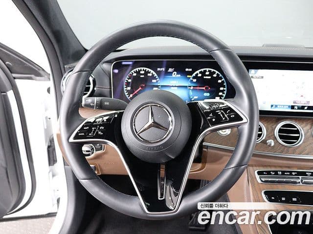 Mercedes-Benz E-Class 2023 — ფოტო 14/20